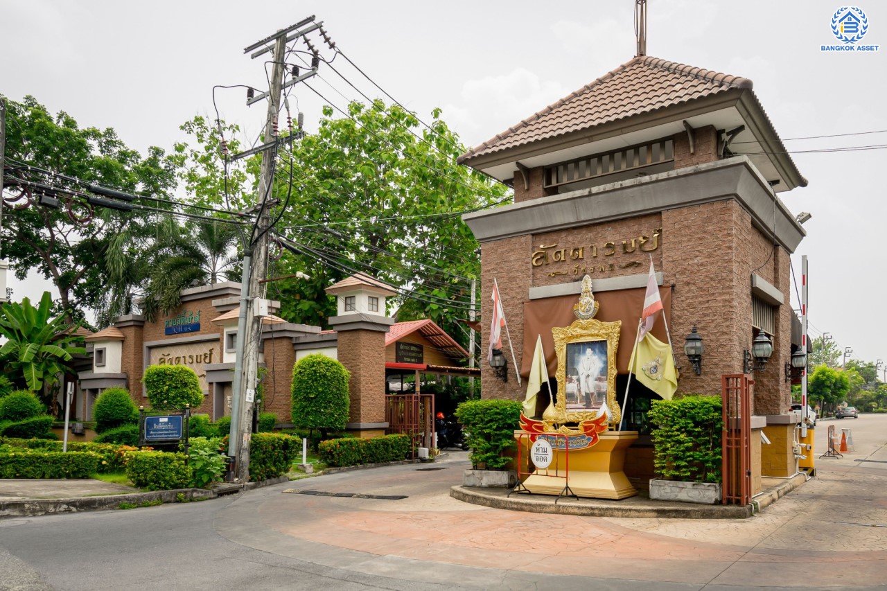 บ้านมือสองตกแต่งใหม่ ม.ลัดดารมย์ วัชรพล แบรนด์ Q.House เนื้อที่ 70.1 ตร.ว. ฟังก์ชัน 3 ห้องนอน 3 ห้องน้ำ จอดรถได้ 2 คัน Facilities ครบครัน บนทำเลเชื่อมต่อหลายเส้นทาง ถ.รามอินทรา ถ.สายไหม และถ.พหลโยธิน ใกล้สนามบินดอนเมือง ทางด่วน "ศรีรัช" และ เซ็นทรัลรามอินทรา...